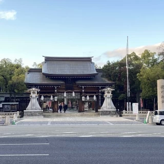 神社の正面門。こちらで撮影されているご夫婦もいました。