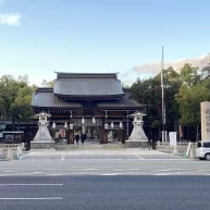 神社の正面門。こちらで撮影されているご夫婦もいました。