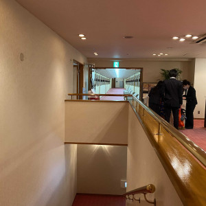 雨の日はこの奥の廊下を通って本殿まで進むそうです|574473さんの湊川神社 楠公会館の写真(1125959)