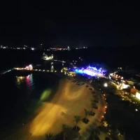 夜間に会場をホテルから