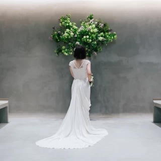 季節の花々が映えるシックなチャペルです