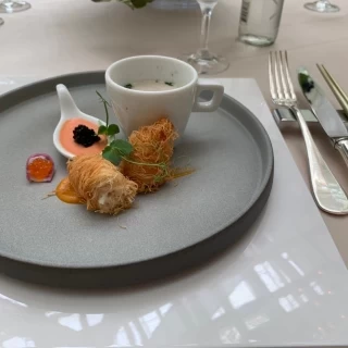 試食会の1品目としてでてきた。キャビアがのっています。