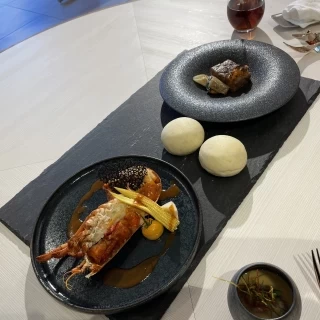 オマール海老と牛肉にウニをのせて