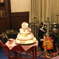 バンドセットとウエディングケーキ。