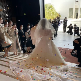 大階段です。120人以上のゲストから花びらでお祝い！