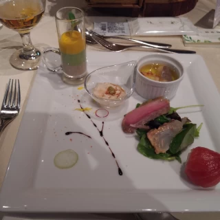前菜からお酒がすすむラインナップ
