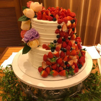 ウェディングケーキ
プラスでお花と苺を増やしてもらいました
