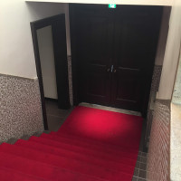 入り口から入ってすぐ素敵な赤いカーペットが敷いてあります