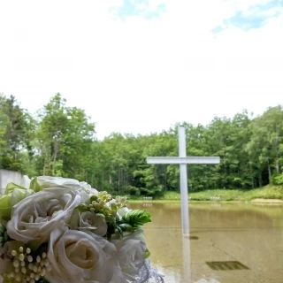 十字架と、持ち込みブーケ