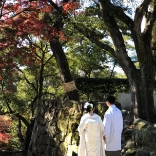 挙式前にロケーション撮影。紅葉の公園内で撮影しました。