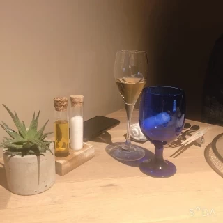 1階レストランのテーブルです。
青いグラスが可愛かった。