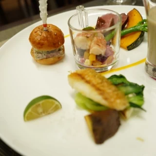 鯛もサクッとほろっと美味しい！ごぼうのスープもお肉も全部美味