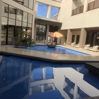 会場に隣接するプールです