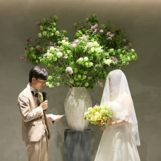 大きなお花の前で誓いの言葉を交換します。
