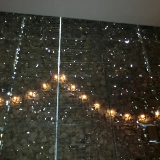 石の隙間から入る自然光