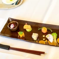 お箸で食べられます。