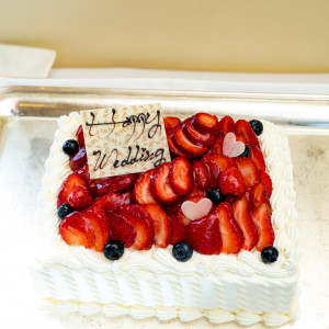 ケーキは15-20人サイズです。|574895さんのアリビラ・グローリー教会(ホテル日航アリビラ内)チュチュリゾートウエデイングの写真(1128627)