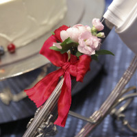 ウエディングナイフにリボンとお花を会場に合わせて装飾
