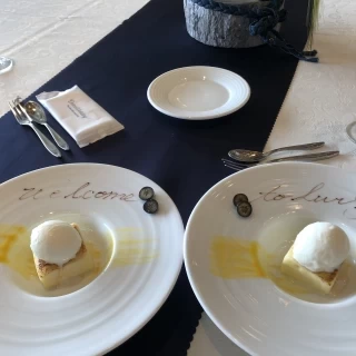 試食会のデザートです。メッセージプレートになっていました。