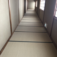 建物の中は広い廊下で繋がっています。