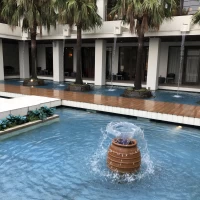 プールには、噴水もあります。