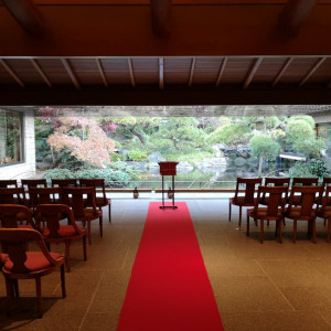一枚板の先には、美しい日本庭園|575037さんの隠れ里 車屋の写真(1129531)