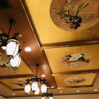 天井の装飾と、シャンデリア