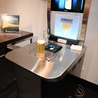 ウェルカムパーティーの下から出てくるビール