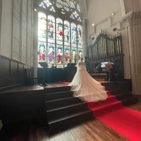 赤い絨毯にウエディングドレスが映えます。