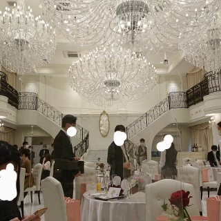 シャンデリアと階段があります