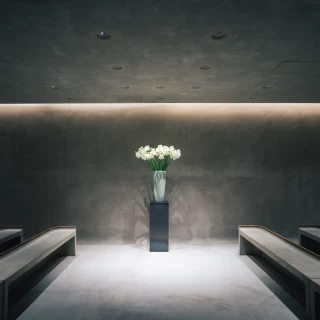 季節の花が際立つ会場
