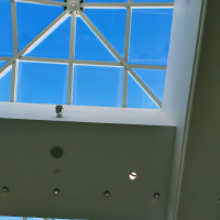 チャペルの天井が窓になってて日が射し込む