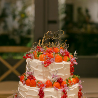 イチゴやベリー、ドライフラワーで飾り付けされたかわいいケーキ