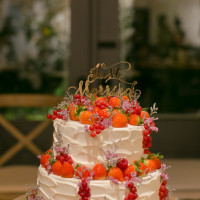 イチゴやベリー、ドライフラワーで飾り付けされたかわいいケーキ