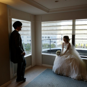 光がたくさん入る廊下でのロケーション撮影|575498さんのホテル イースト21東京 オークラホテルズ＆リゾーツの写真(1131821)