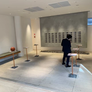 入り口入ってすぐ新郎新婦の思い出展示と壁にゲストへの手紙
