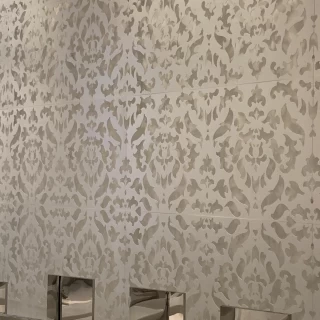 壁の絵は、イルカと亀です