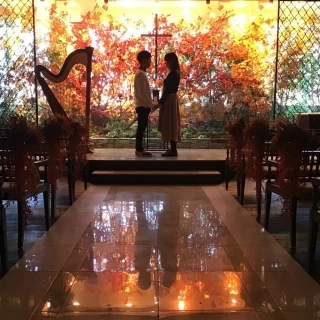 季節ごとにバックの装飾が代わります。この時は紅葉でした。