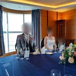 新郎新婦の後ろが海側