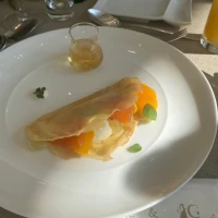 最初に出てきたサーモンのクレープだったかと思います。