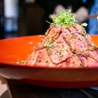 ローストビーフ丼(ケーキ入刀の代わりに使用)