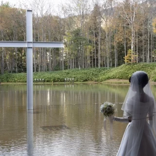 式場の中から見た十字架の写真です