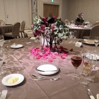 シャンパンにお花を入れてくれる演出もあります