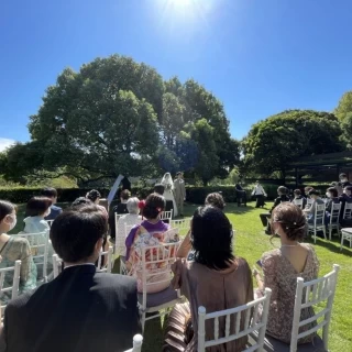 外に座って気持ちいいです