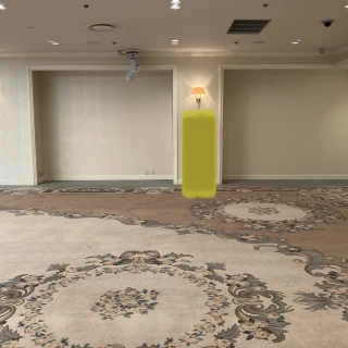 窓付きの披露宴会場。天井はあまり高くないが圧迫感はない。
