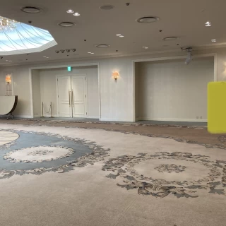 窓付きの披露宴会場。天井はあまり高くないが圧迫感はない。