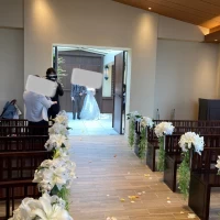 新郎新婦退場後。退場後の場所にも光が入り神秘的な雰囲気に。