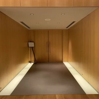 チャペルに入る前の前室です。この扉を開けたらチャペル。