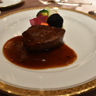 フランベしてもらったフィレ肉を盛り付けてもらいました