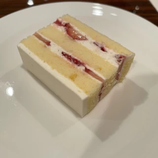 ウェディングケーキはコース料理の最後を想定して甘さ控えめ